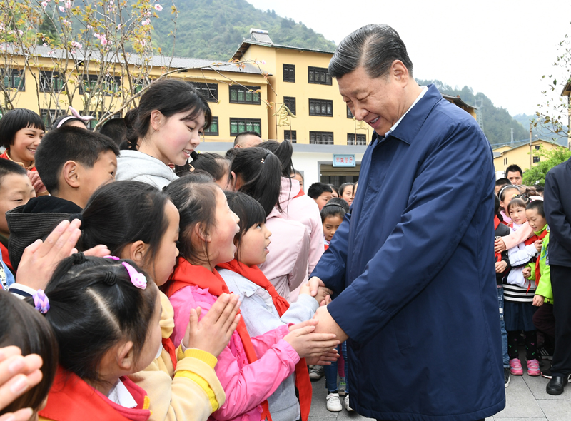 2019年4月15日，習(xí)近平總書記來到重慶市石柱土家族自治縣中益鄉(xiāng)小學(xué)看望老師和同學(xué)們，并同他們親切交流。