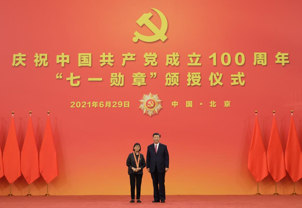 2021年6月29日，習(xí)近平總書記向“七一勛章”獲得者張桂梅頒授勛章。