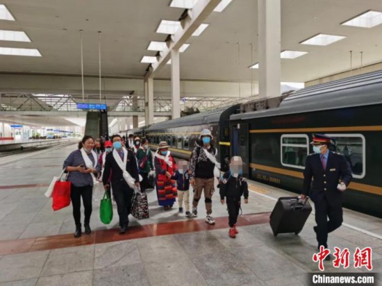 圖為拉薩車站工作人員為西藏先心病患兒和陪同人員提供“綠色”接力幫扶，并開通了專門通道，讓他們快速進(jìn)站上車。拉薩車站 供圖