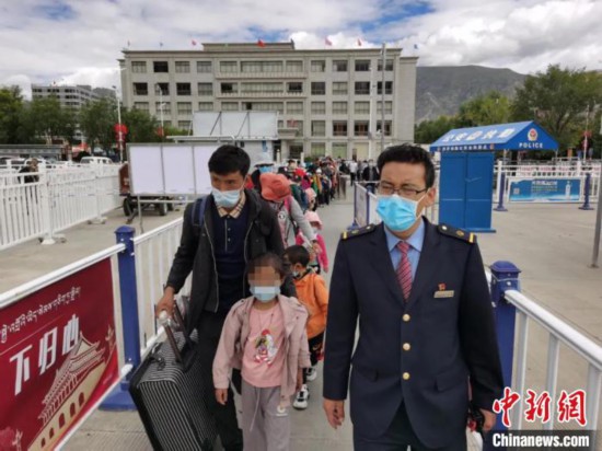 圖為拉薩車站工作人員為西藏先心病患兒和陪同人員提供“綠色”接力幫扶，并開通了專門通道，讓他們快速進(jìn)站上車。拉薩車站 供圖