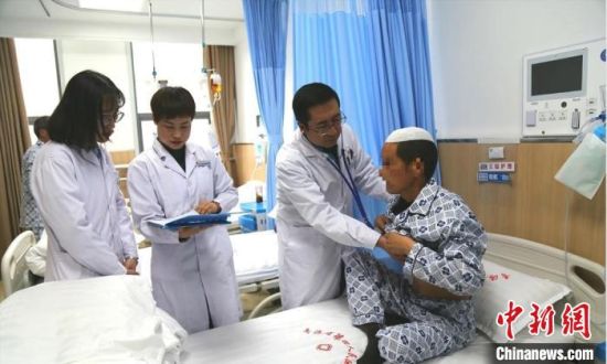 圖為馬少元(右二)為患者做檢查。青海省第四人民醫(yī)院供圖