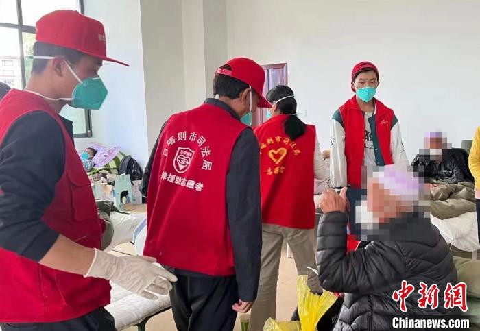 圖為得到妥善安置周到的服務(wù)，患者向志愿者豎起大拇指?！∪湛t市委宣傳部供圖