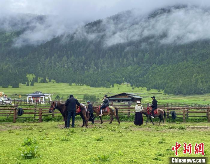 6月10日，游客在魯朗小鎮(zhèn)高山牧場景區(qū)體驗騎馬?！∪轿木?攝