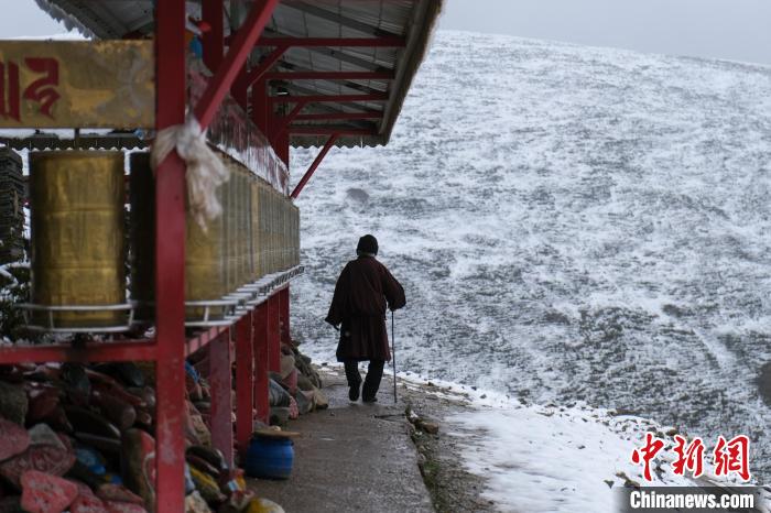 孜珠寺與雪山風光。　江飛波 攝