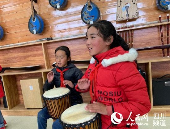 民族樂(lè)器興趣小組的學(xué)生們正在練習(xí)音樂(lè)。（高婉汀 攝）