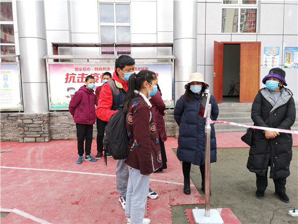 圖片默認(rèn)標(biāo)題_fororder_1、學(xué)生排隊(duì)進(jìn)入校園-攝影-左斌
