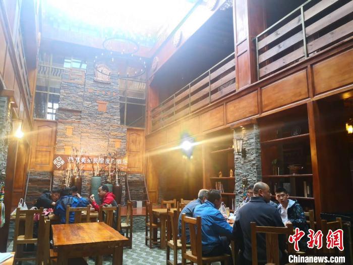 圖為扎尕那的藏式民宿酒店中，游客正在用餐?！∈缝o靜 攝