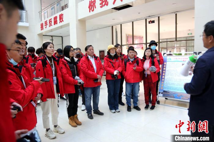 圖為中外媒體采訪三江源國(guó)家公園瀾滄江源園區(qū)生態(tài)保護(hù)成效?！?zhí)砀?攝