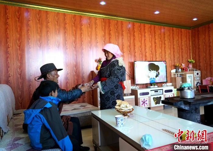 圖為易地搬遷后的哇保家?！〔彭検步?攝
