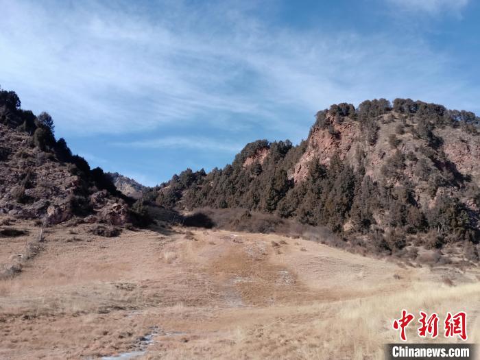 圖為坎布拉外圍地區(qū)的古火山口。孫揚益 供圖 孫揚益 供圖 攝