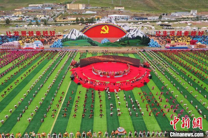 圖為玉樹藏族自治州成立70周年慶祝大會(huì)現(xiàn)場(chǎng)。　馬銘言 攝