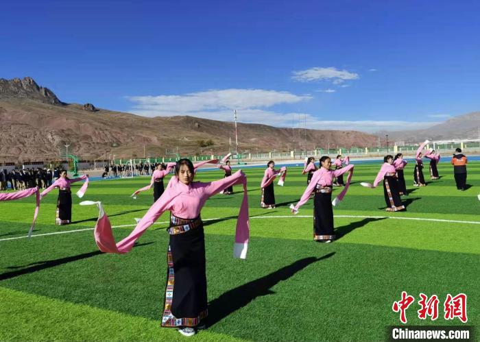 圖為青海師范大學(xué)附屬玉樹實(shí)驗(yàn)學(xué)校學(xué)生在綠茵場跳起囊謙古舞—卓根瑪?！“讋?攝