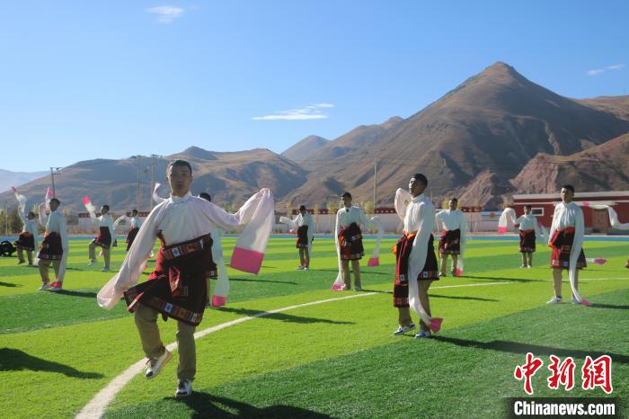 圖為青海師范大學(xué)附屬玉樹實(shí)驗(yàn)學(xué)校學(xué)生在綠茵場(chǎng)跳起囊謙古舞—卓根瑪?！〕逃?攝