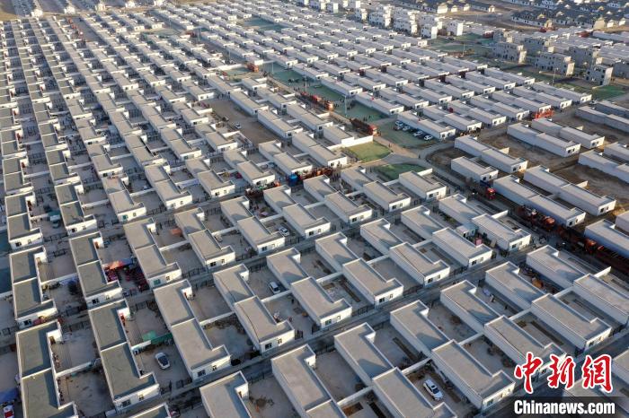 圖為蘭州新區(qū)移民安置區(qū)?！《P 攝