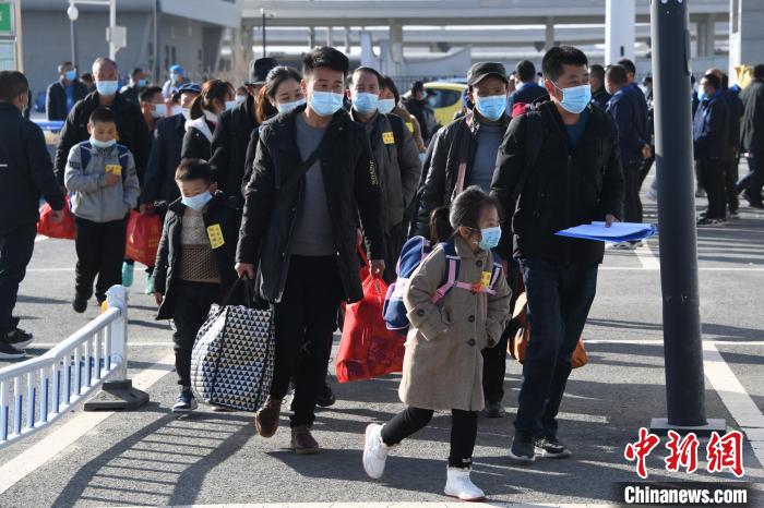 圖為搬遷民眾剛出火車站。　丁凱 攝