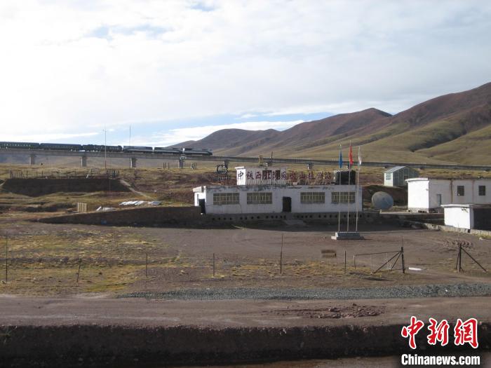 圖為青藏鐵路通車后列車經(jīng)過中鐵西北院風(fēng)火山觀測站。(資料圖) 中鐵西北科學(xué)研究院供圖