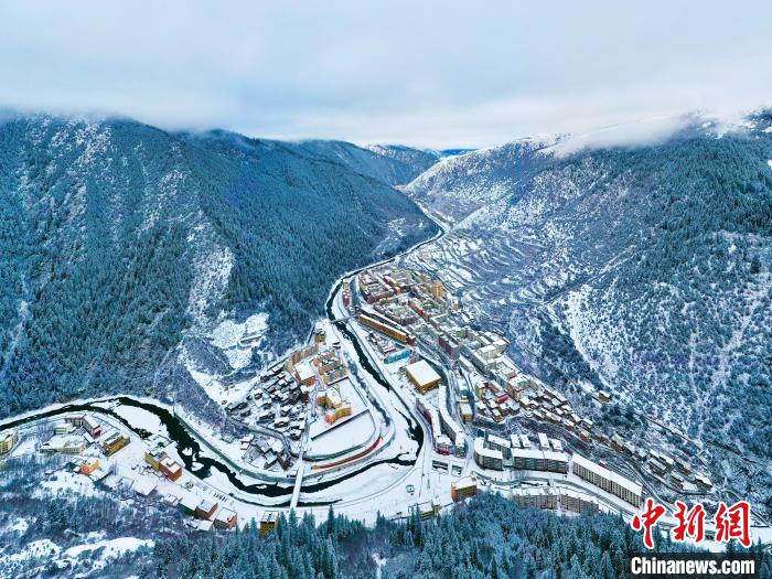 壤塘的雪后美景?！∪捞量h融媒體中心供圖
