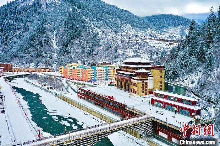 壤塘的雪后美景?！∪捞量h融媒體中心供圖