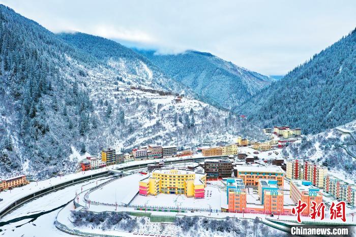壤塘的雪后美景?！∪捞量h融媒體中心供圖