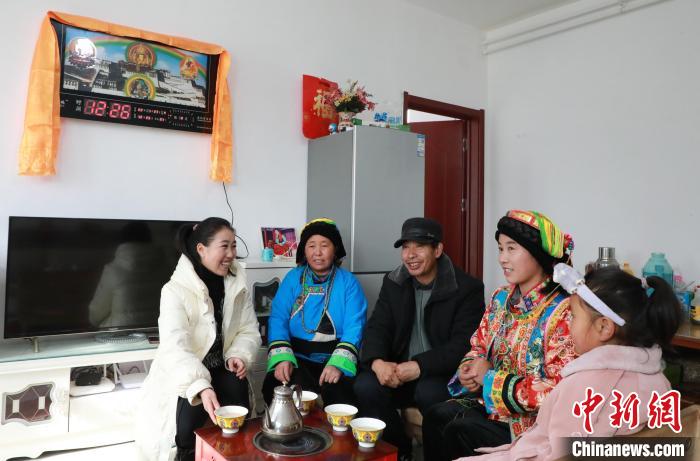 新家是兩層小樓房，一樓布置得充滿現(xiàn)代感，喝著藏式奶茶，一家人聊著今年春節(jié)怎么過(guò)?！《∷?攝