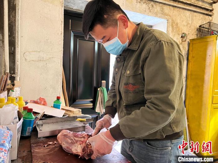 圖為雪豹“奶爸”史壽軍正在準(zhǔn)備投喂雪豹的食材。　馬銘言 攝