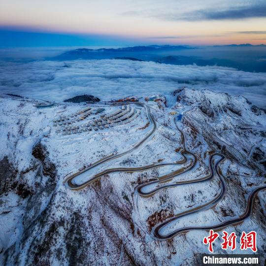 雪后的牛背山山頂和崎嶇的公路?！±顒P 攝