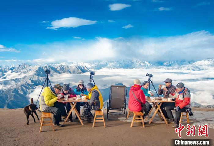 牛背山頂攝影家們的早餐?！d 攝