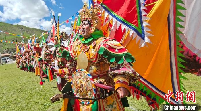 圖為表演現(xiàn)場(chǎng)。　班瑪縣文體旅游廣電局 供圖
