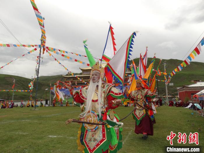 圖為演員進(jìn)行表演?！“喱斂h文體旅游廣電局 供圖