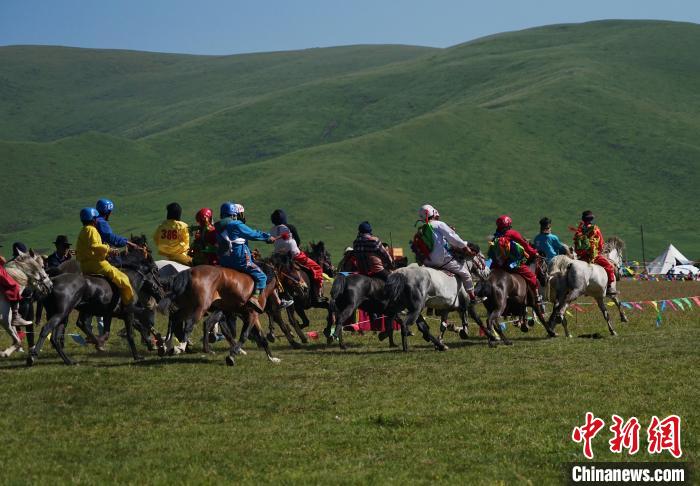 圖為選手進(jìn)行3000米賽馬比賽?！●R銘言 攝