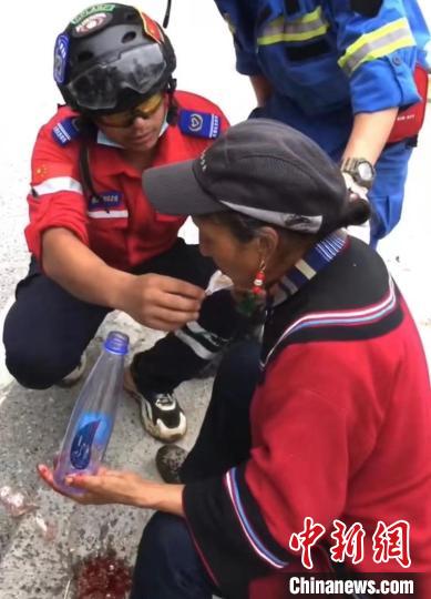 筠連筠愛青年應(yīng)急救援隊救援人員正在為傷員傷口清理?！∈茉L者供圖
