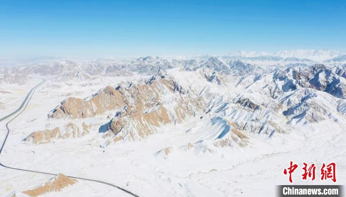 圖為無人機航拍高原雪景?！《继m縣融媒體中心供圖