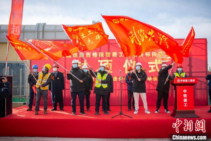 圖為封頂儀式現(xiàn)場(chǎng)。　浩爾娃 攝