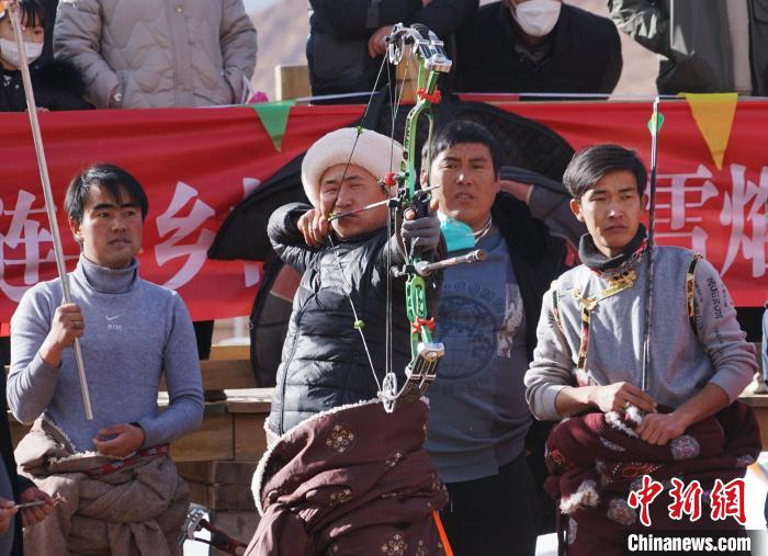 圖為藏族民眾比拼射箭技藝?！●R銘言 攝