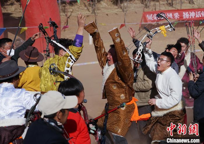 圖為藏族民眾跺腳歡呼慶祝弓箭手射中靶心?！●R銘言 攝