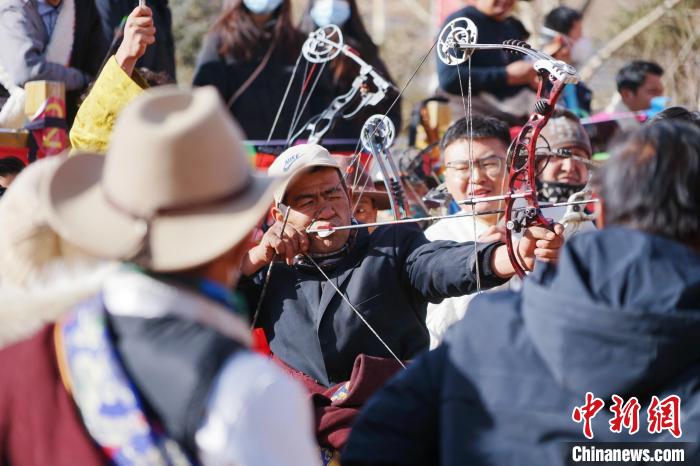 圖為藏族民眾比拼射箭技藝。　馬銘言 攝