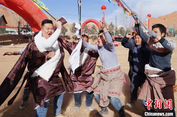 圖為藏族民眾跺腳歡呼慶祝弓箭手射中靶心?！●R銘言 攝