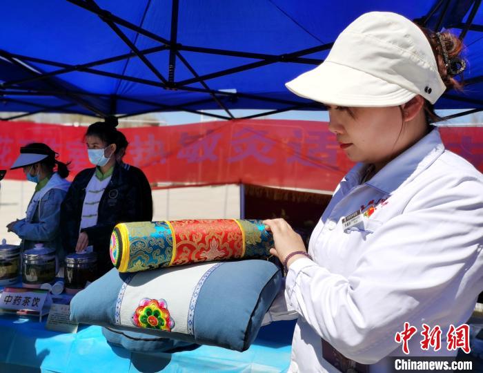 圖為青海省互助縣的中藥枕頭?！?zhí)砀?攝