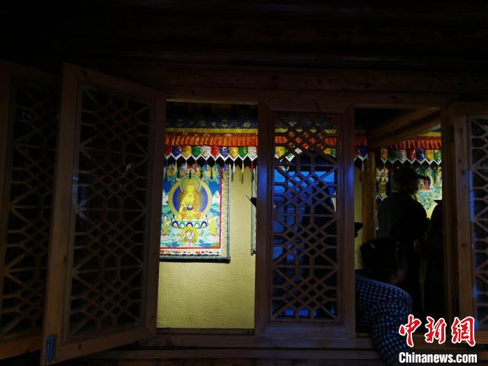 圖為作為展廳的古堡內(nèi)一座土木二層結(jié)構(gòu)“廊房式”建筑。　張?zhí)砀?攝
