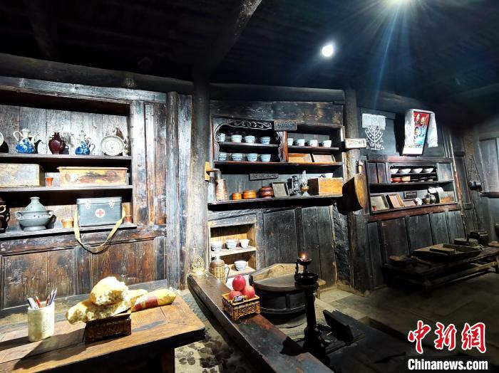 圖為古堡內(nèi)生活場景展示?！?zhí)砀?攝