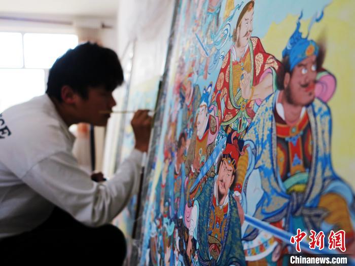 圖為熱貢龍樹畫苑內(nèi)的學(xué)徒繪畫唐卡?！?zhí)砀?攝