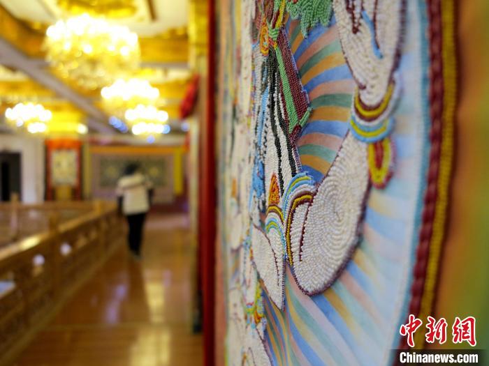 圖為黃南州同仁市熱貢龍樹畫苑內(nèi)的珍珠唐卡?！?zhí)砀?攝