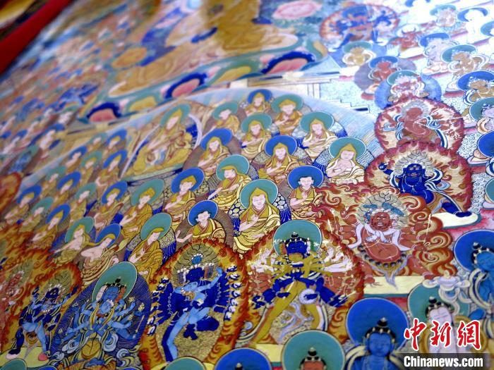 圖為熱貢龍樹畫苑內(nèi)展覽的唐卡局部?！?zhí)砀?攝