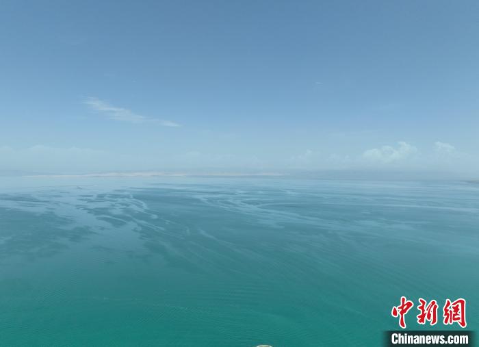 圖為航拍仲夏時節(jié)，青海湖水天一色。　祁增蓓 攝