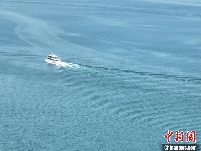 圖為航拍仲夏時節(jié)，青海湖湖水碧波蕩漾。　祁增蓓 攝