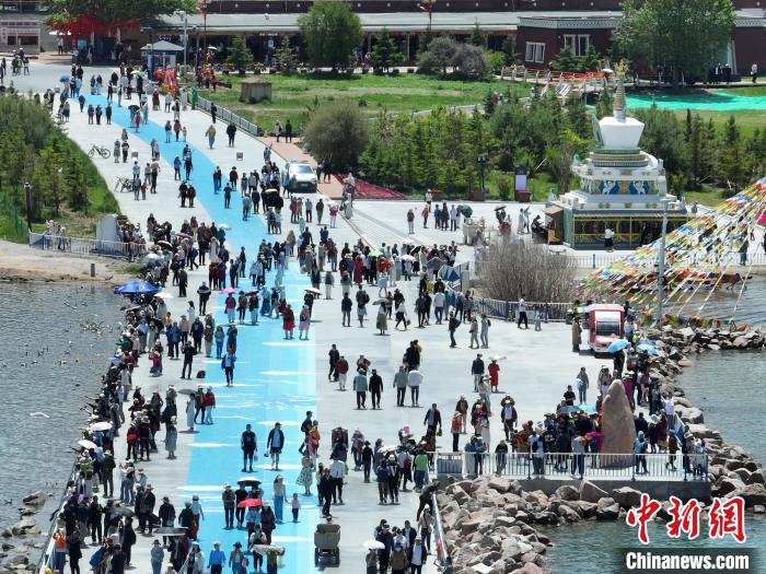 圖為航拍青海湖二郎劍景區(qū)游客眾多?！∑钤鲚?攝
