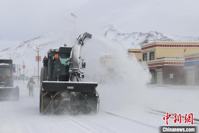 圖為該支隊官兵正在清理路面積雪?！《崦刺?攝