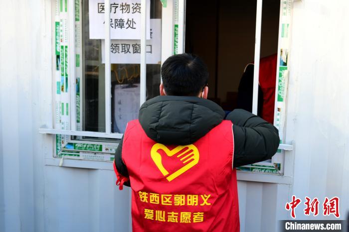領防護用品?！¤F西區(qū)委宣傳部 攝