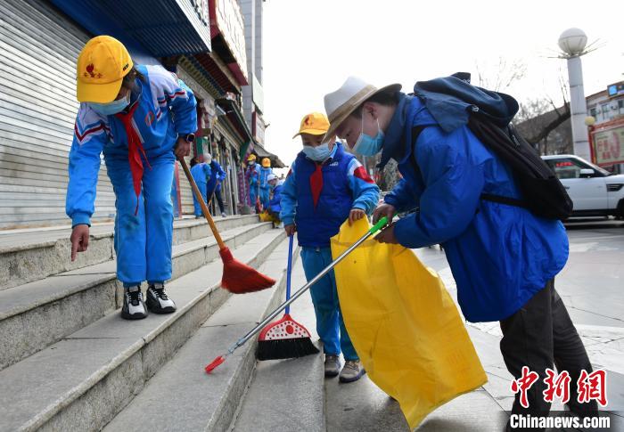 圖為拉薩市小學生打掃街道?！∝暩聛硭?攝