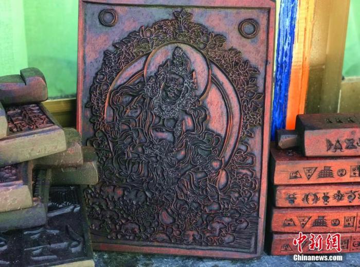 圖為普松雕刻技藝傳承人嘎瑪曲扎創(chuàng)作的雕刻作品。 <a target='_blank' ><p  align=